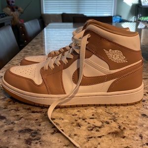 Nike Air Jordan 1 Mid ‘Tan Gum’
